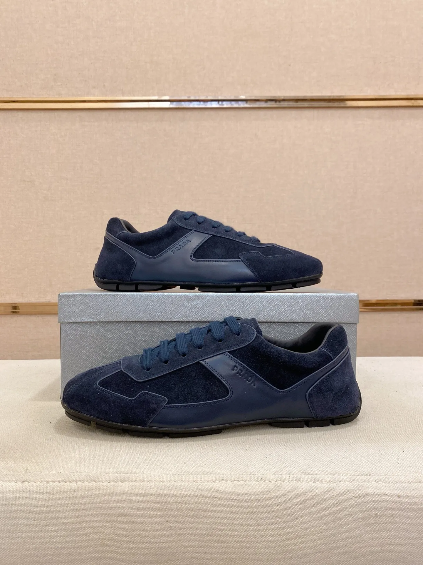 Men's shoes 💰 480💰 ✔️✔️✔️Top high version High-quality new PRADA (Prada) counters are launched at the same time. The new men's shoes and 😘fabrics are purely handmade in Niujing. Lining: Full cowhide lining. 👍🏿High-end☄️Open-molded non-slip rubber outsole, exquisite lines, simple and elegant, comfortable and high-end for leisure travel. Code number: 38-44. Can be customized45